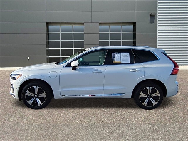 2023 Volvo XC60 Recharge Hybrid Plus photo 2