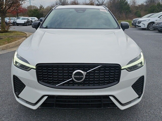 2025 Volvo XC60 B5 Core photo 2