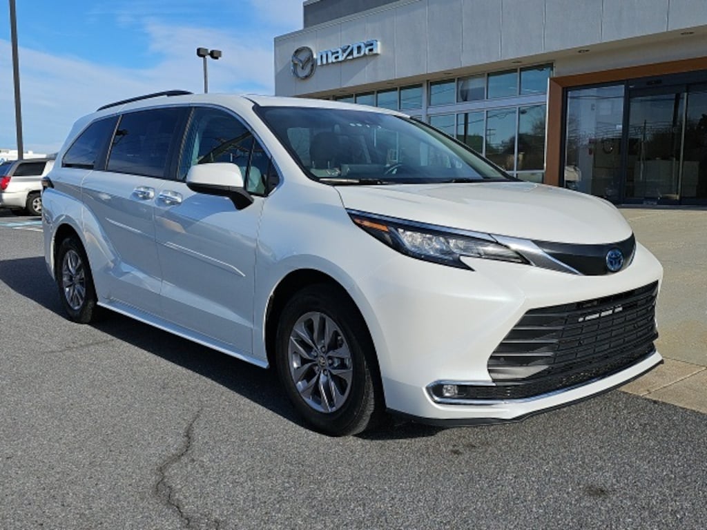 Used 2022 Toyota Sienna XLE Van Passenger Van