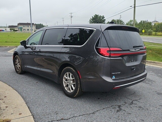 2023 Chrysler Pacifica Touring L photo 3