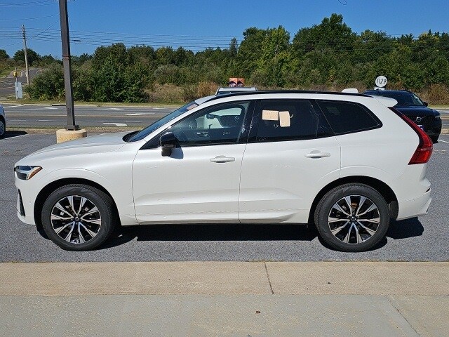 2025 Volvo XC60 B5 Plus photo 3