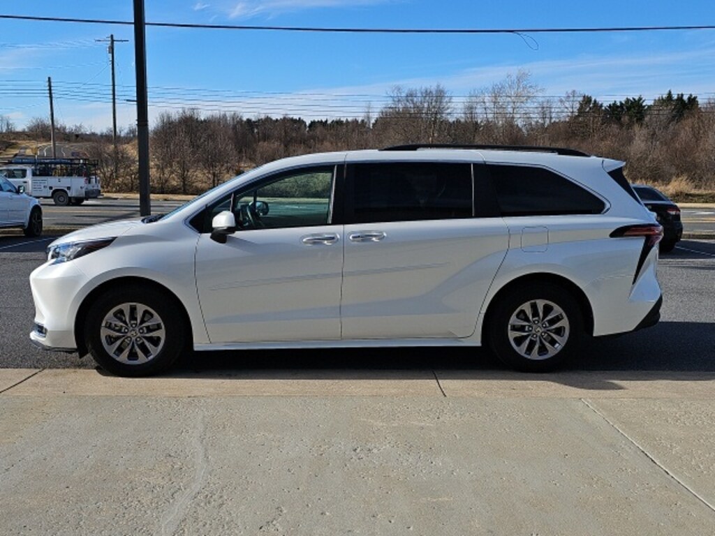 Used 2022 Toyota Sienna XLE Van Passenger Van