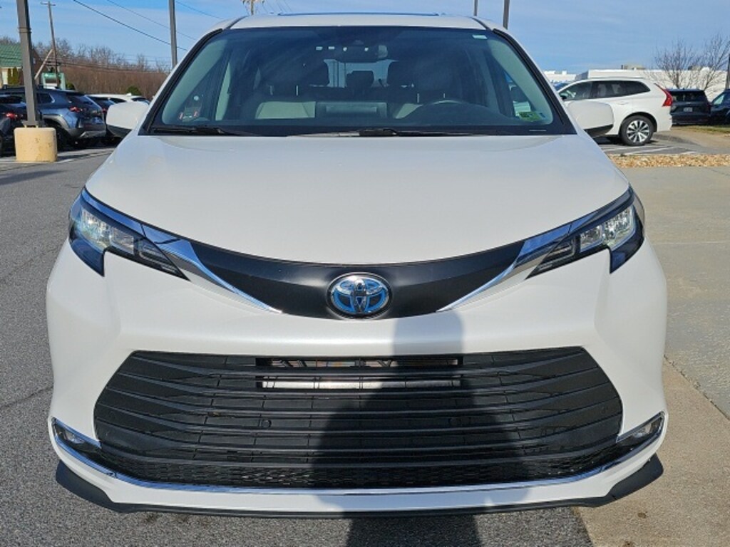 Used 2022 Toyota Sienna XLE Van Passenger Van