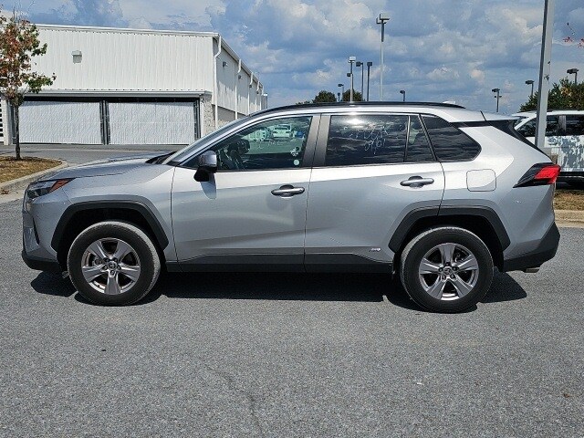 2024 Toyota RAV4 Hybrid XLE photo 3
