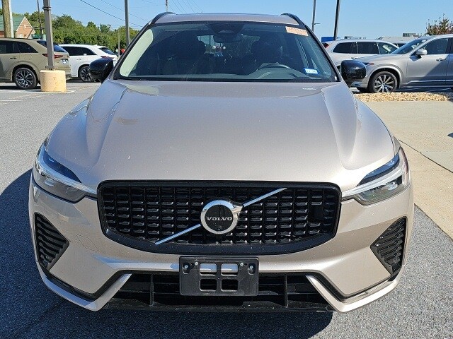 2025 Volvo XC60 B5 Plus photo 2