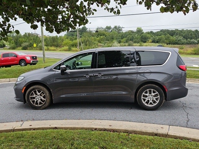2023 Chrysler Pacifica Touring L photo 2