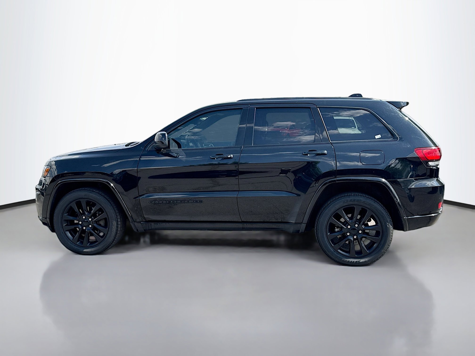 2021 Jeep Grand Cherokee Laredo X photo 3