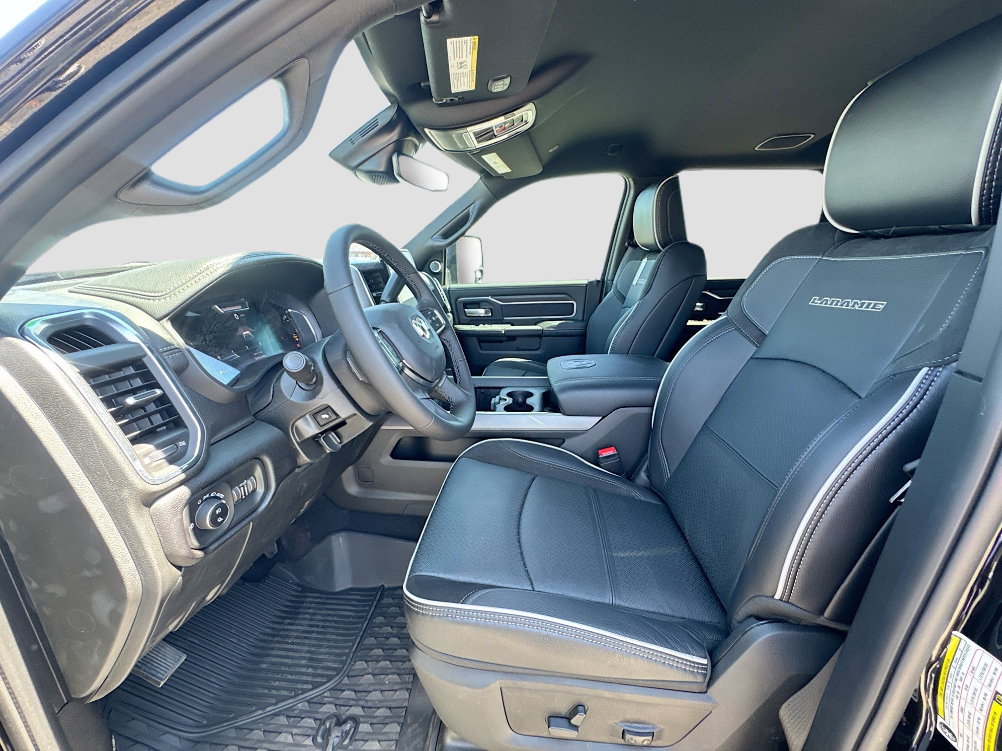 2025 RAM 3500 Laramie - Photo 17