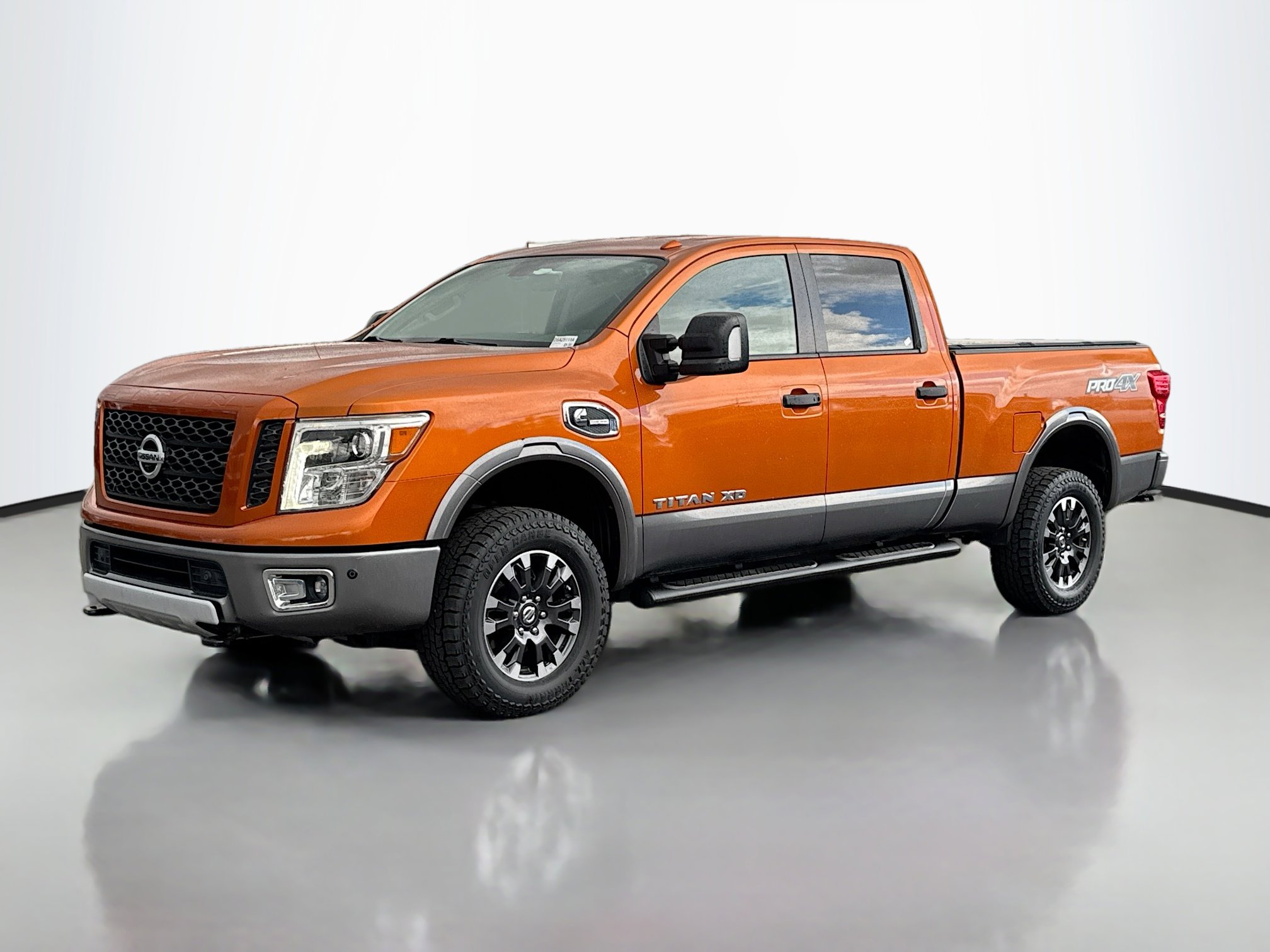 2019 Nissan Titan PRO-4X Crew Cab photo 2