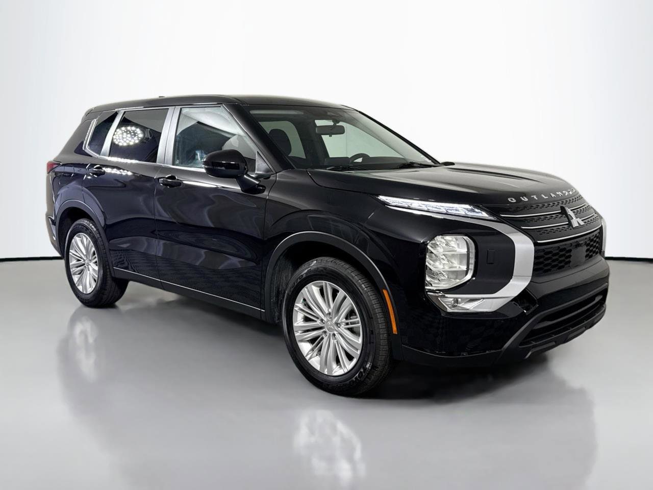 2024 Mitsubishi Outlander ES's photo