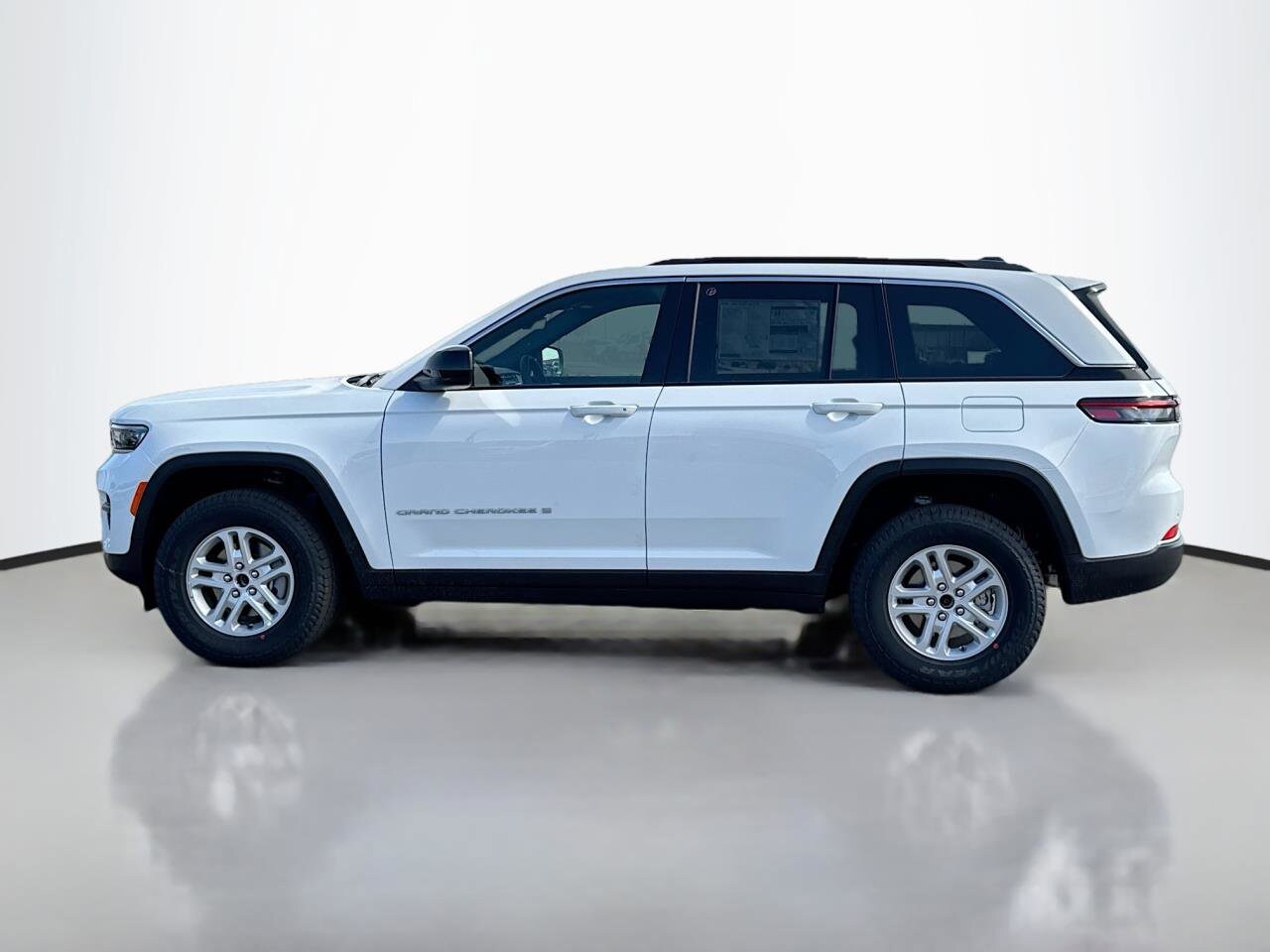 2025 Jeep Grand Cherokee Laredo photo 3