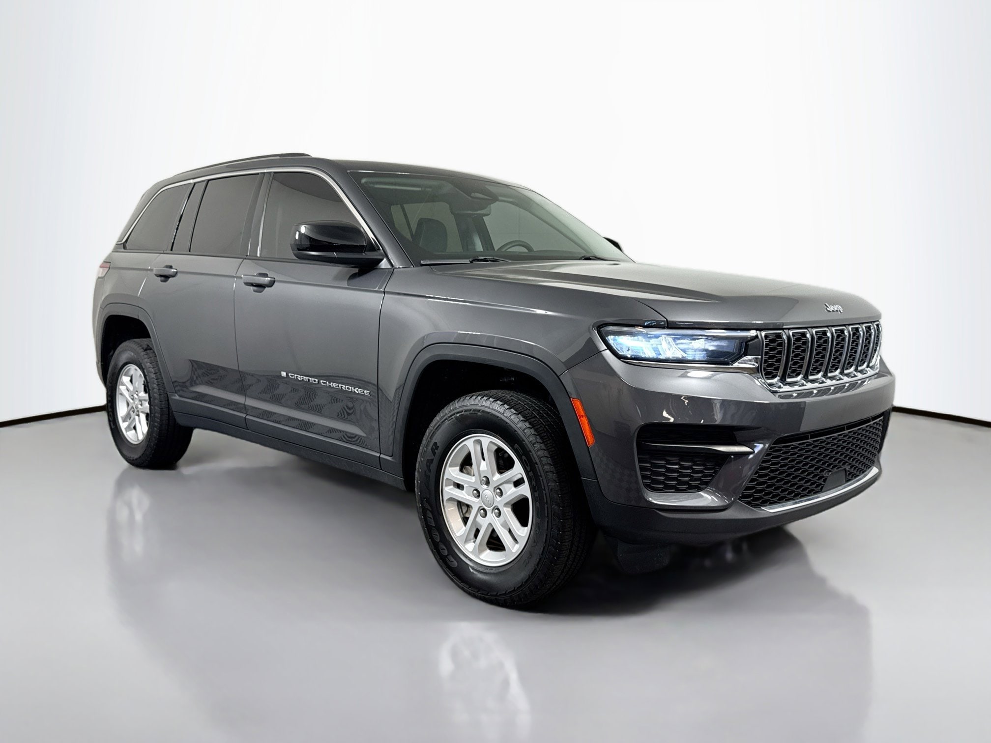 2023 Jeep Grand Cherokee Laredo 4x4's photo
