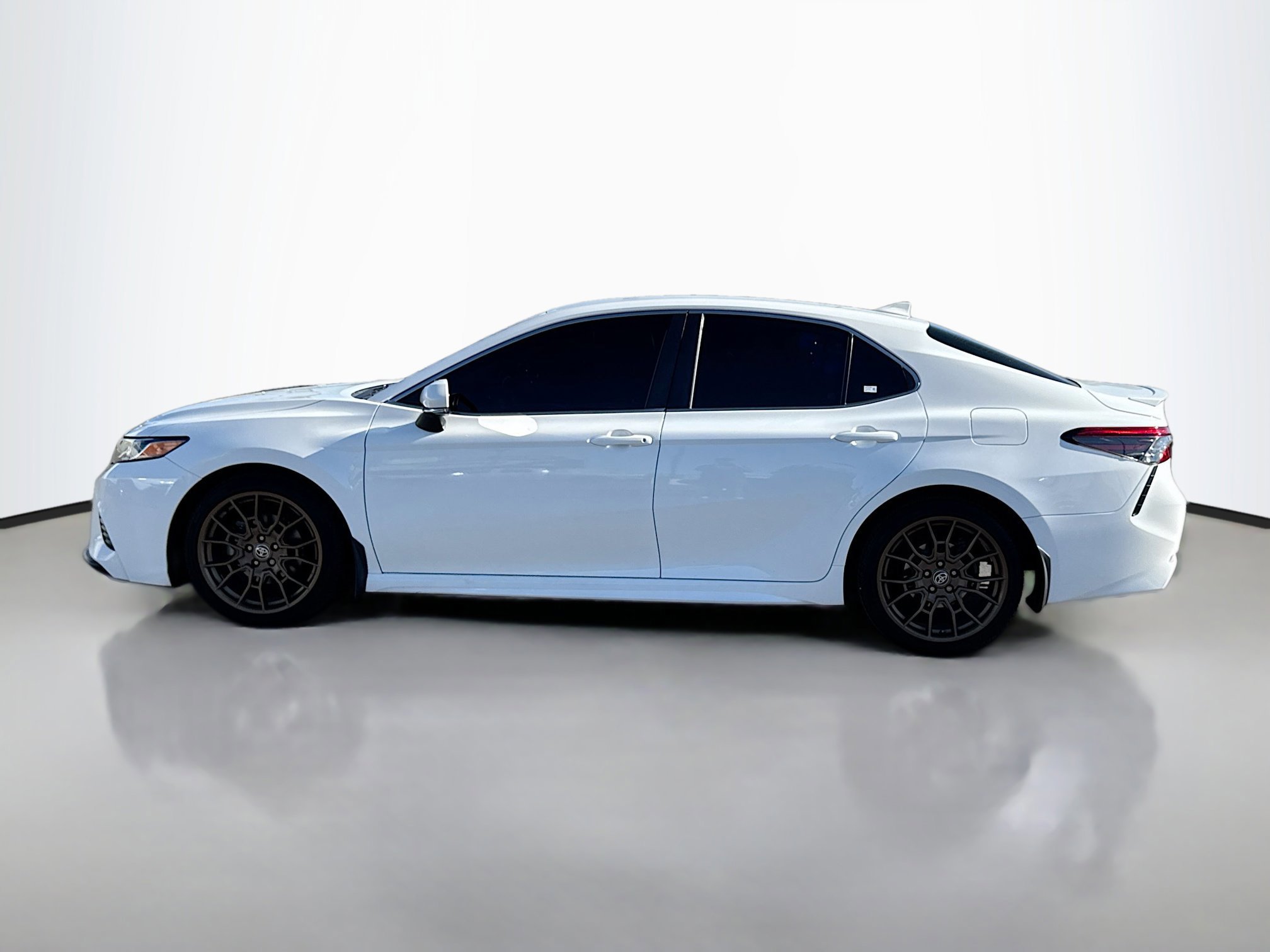 2020 Toyota Camry SE photo 2