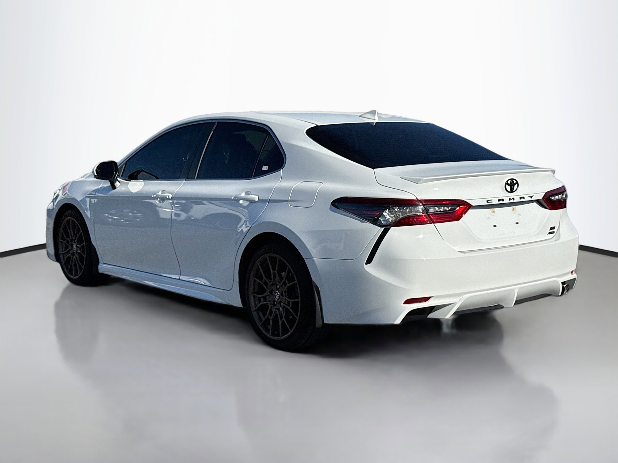 2020 Toyota Camry SE photo 3