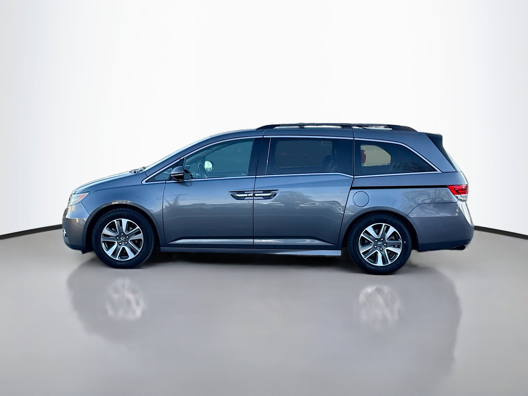 2014 Honda Odyssey Touring photo 3