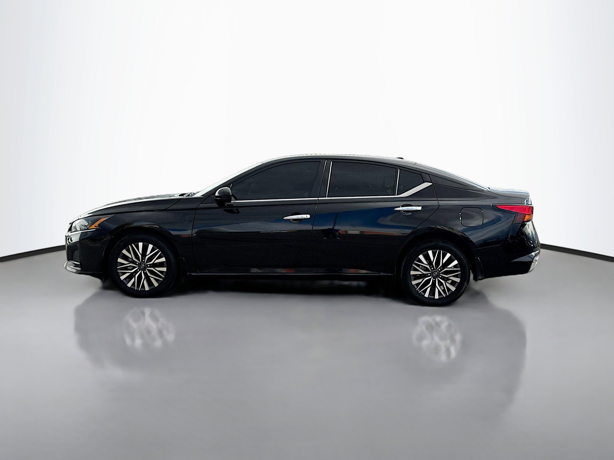 2023 Nissan Altima 2.5 SV photo 3