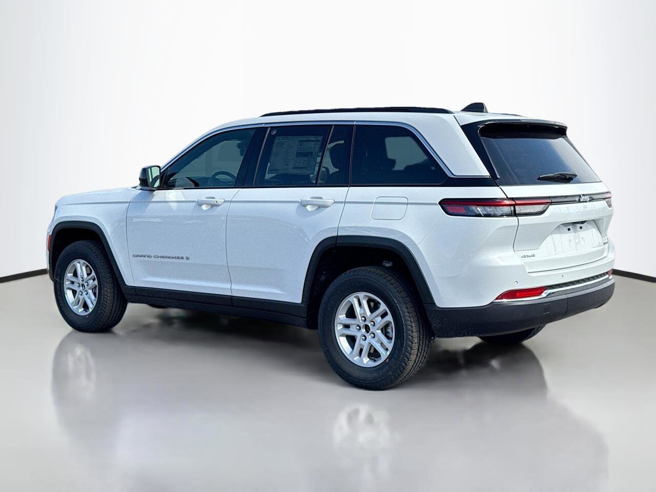 2025 Jeep Grand Cherokee Laredo photo 4