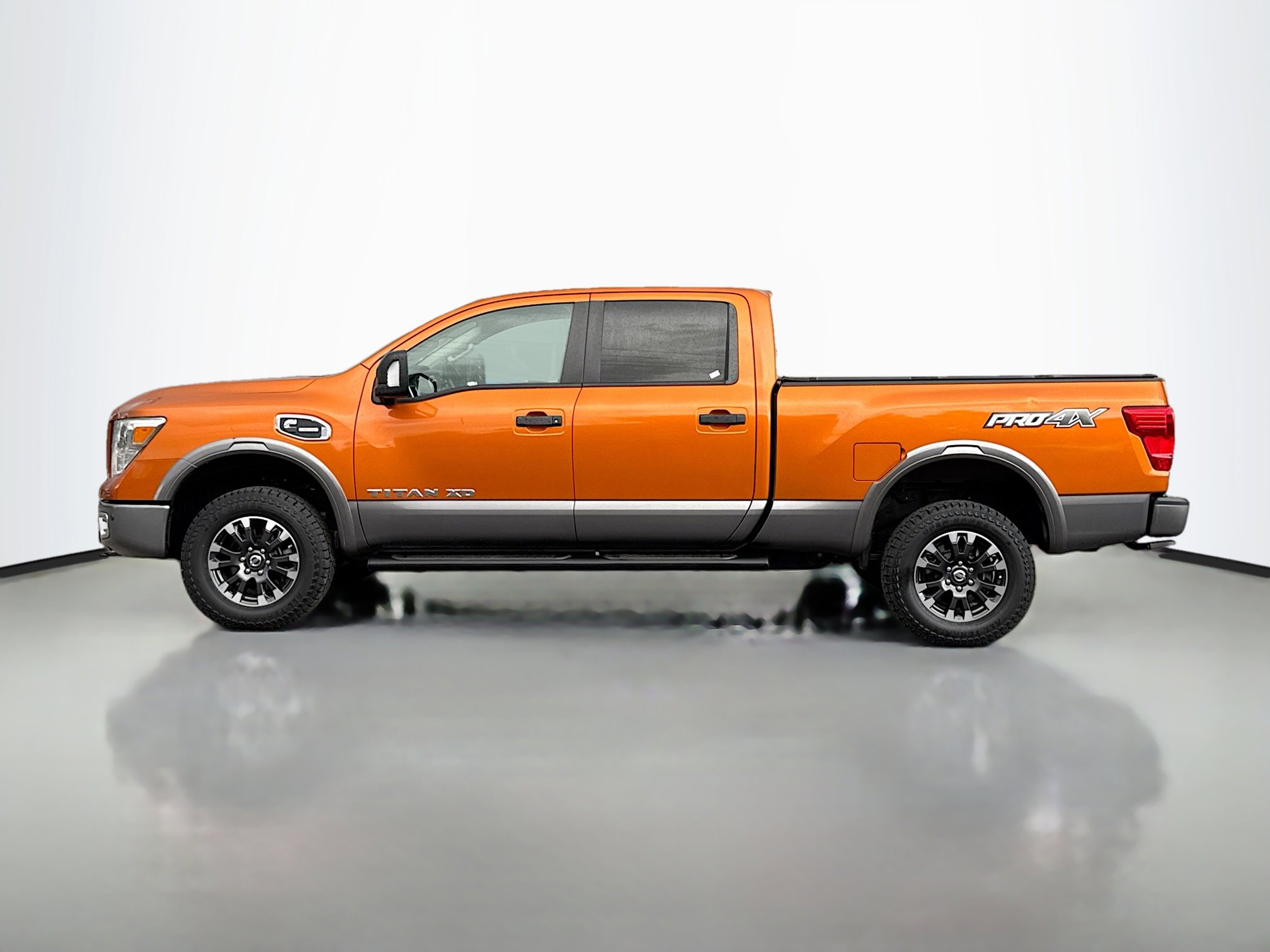 2019 Nissan Titan PRO-4X Crew Cab photo 3