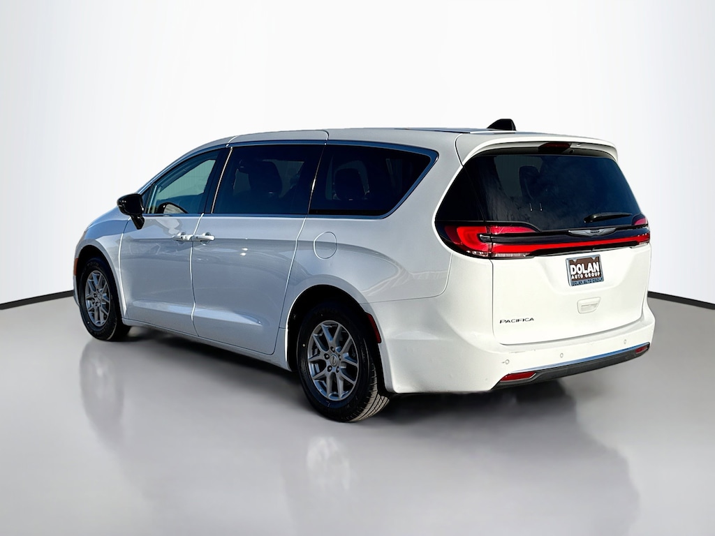 Used 2024 Chrysler Pacifica Touring L Mini-van, Passenger