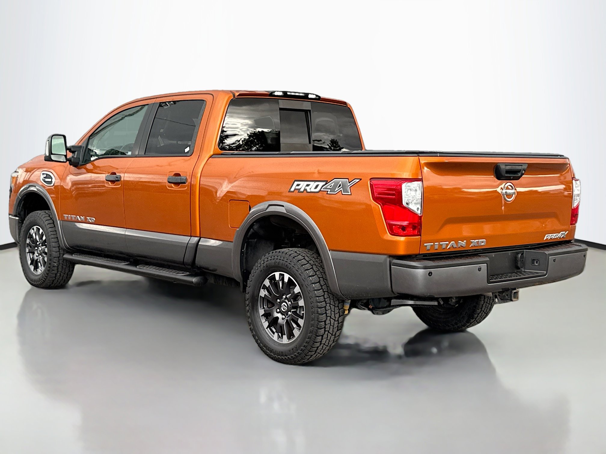 2019 Nissan Titan PRO-4X Crew Cab photo 4