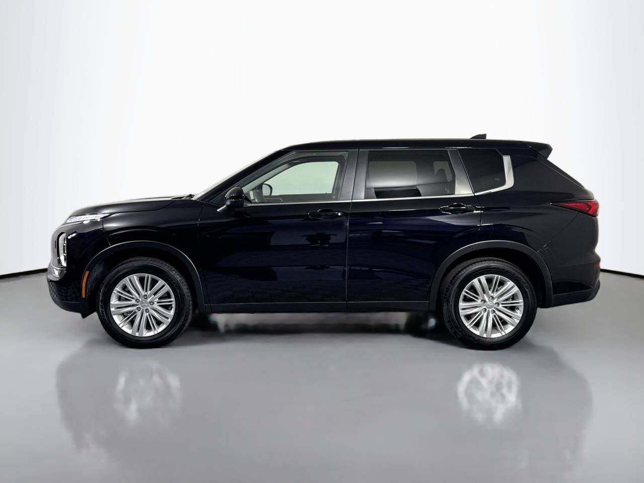 2024 Mitsubishi Outlander ES photo 3
