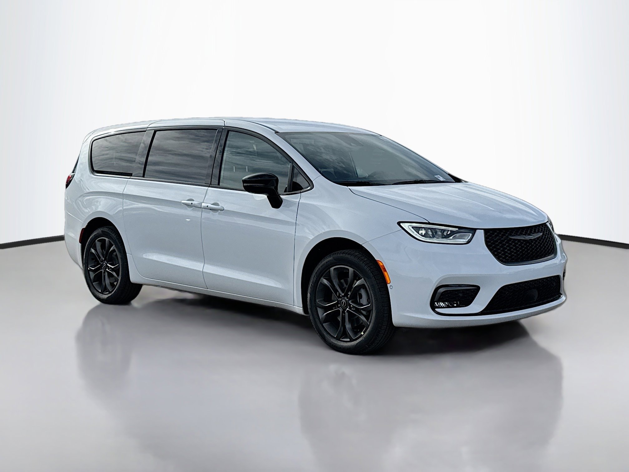 2026 Chrysler Pacifica Select's photo