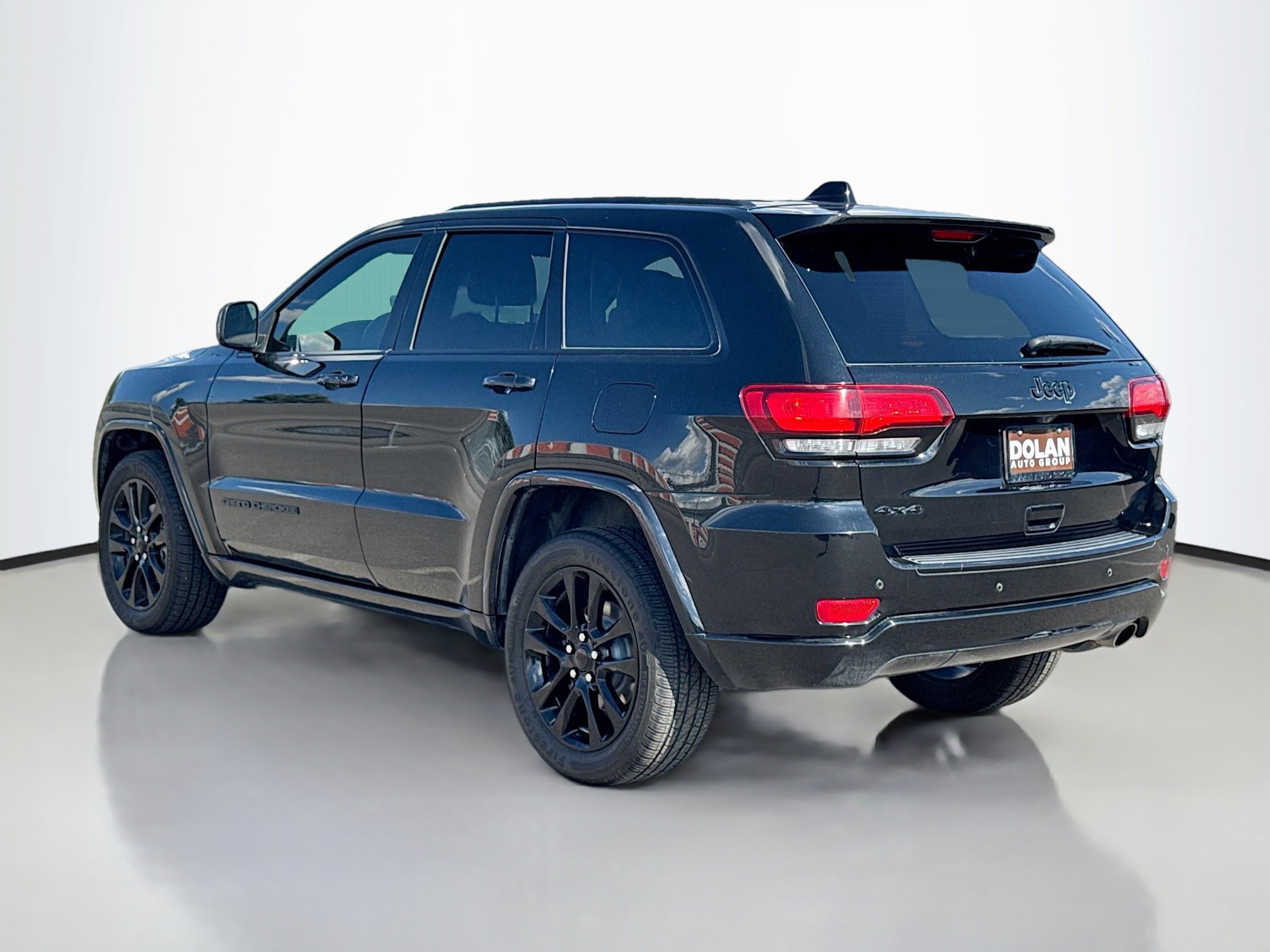 2018 Jeep Grand Cherokee Laredo Altitude photo 2