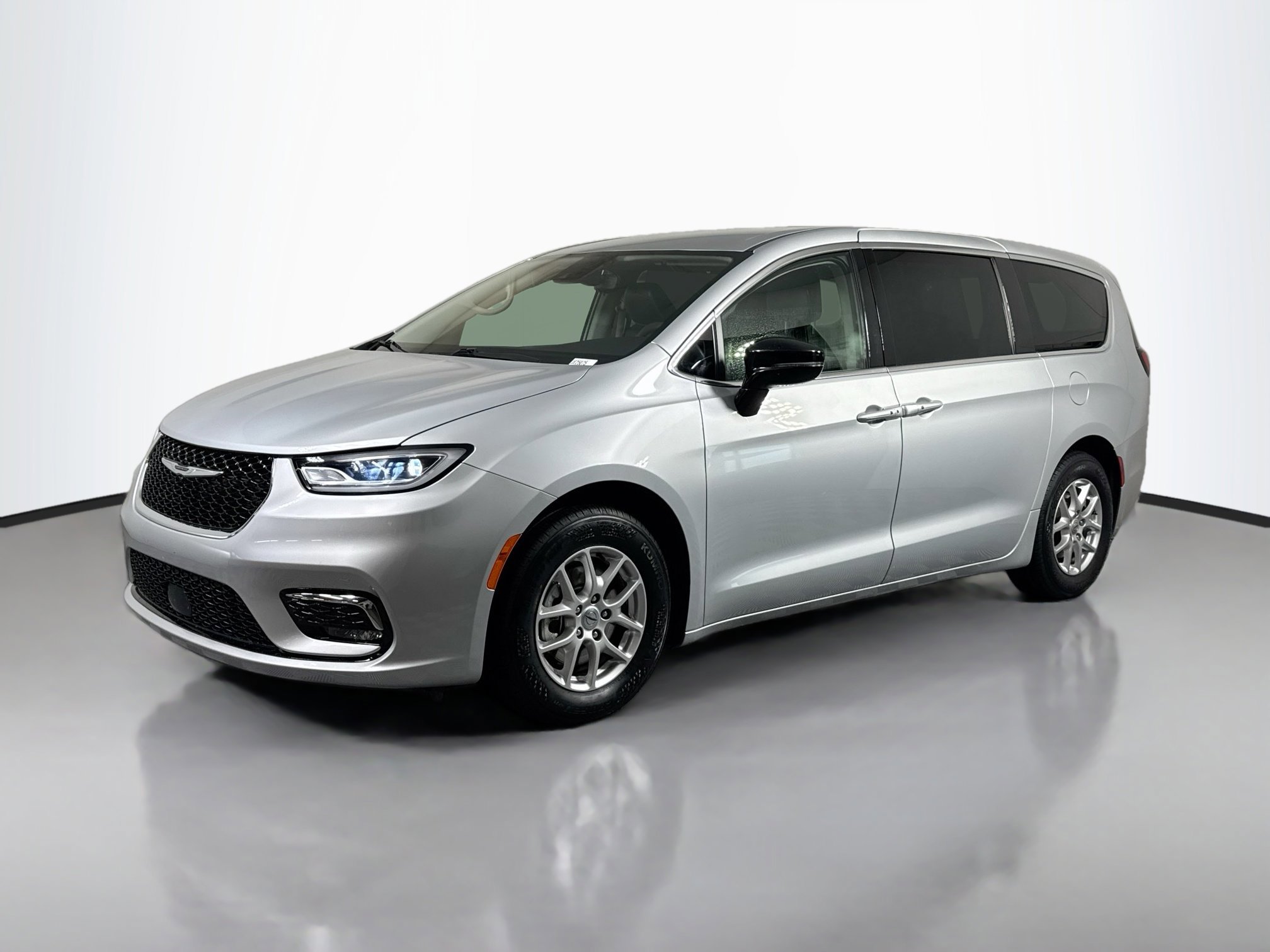 2024 Chrysler Pacifica Touring L photo 4