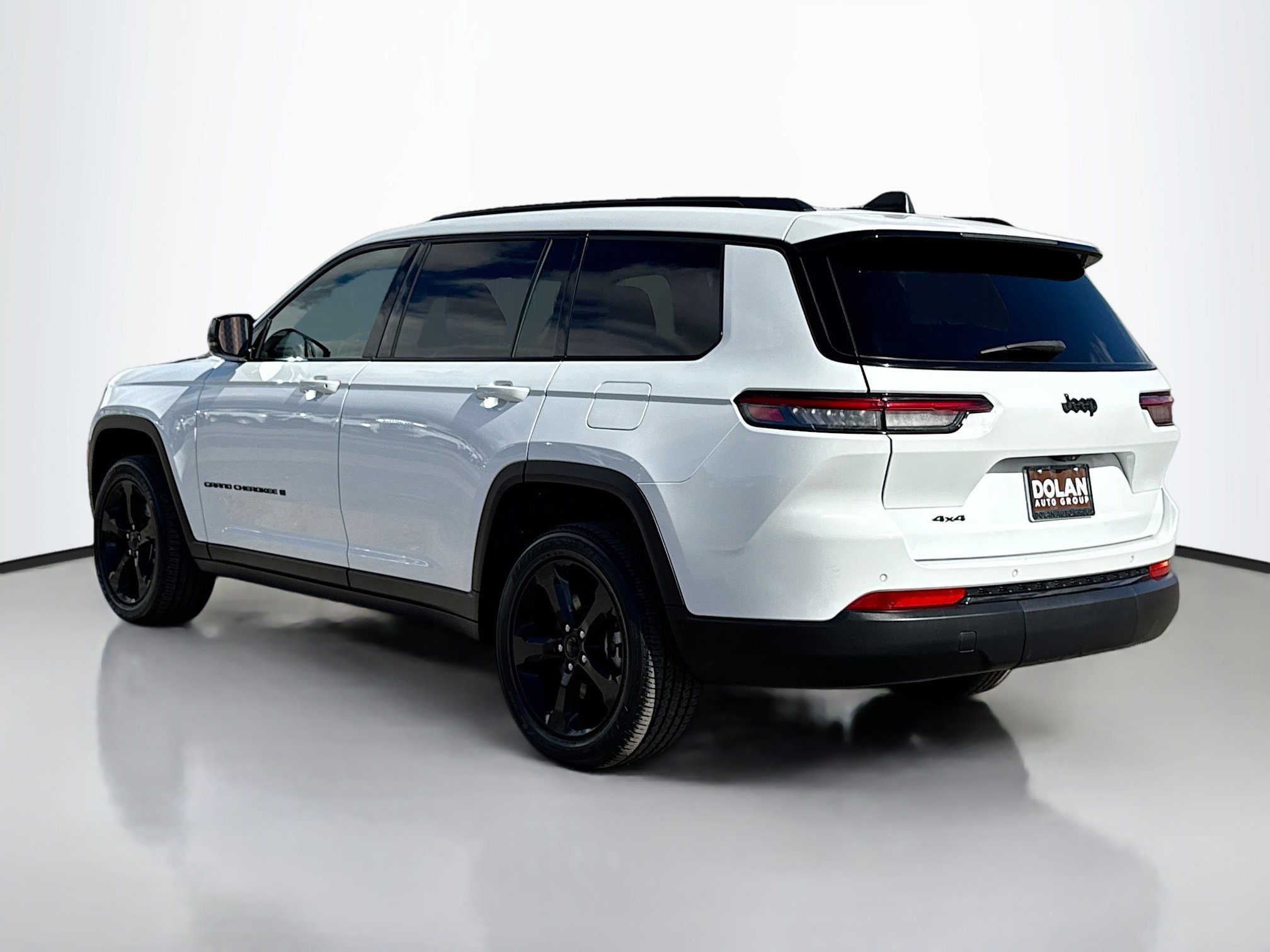 2023 Jeep Grand Cherokee Laredo Sport photo 3