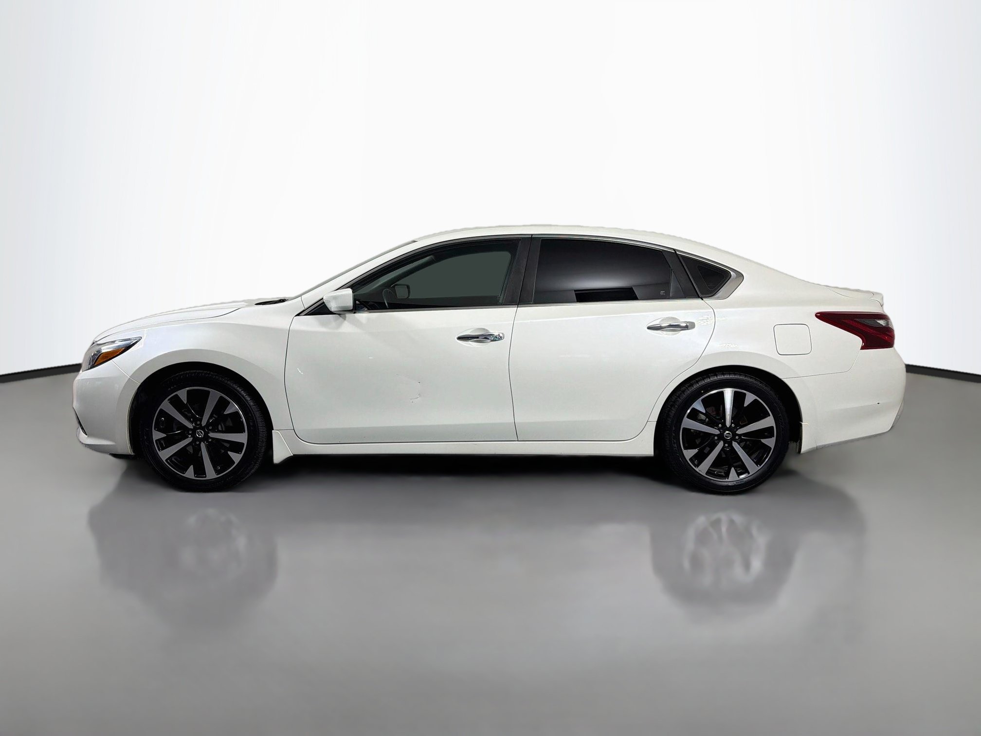 Used 2018 Nissan Altima SR with VIN 1N4AL3AP6JC182625 for sale in Fernley, NV