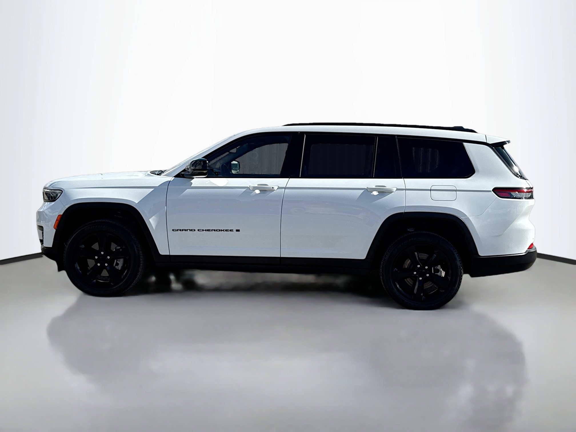 2023 Jeep Grand Cherokee Laredo Sport photo 2