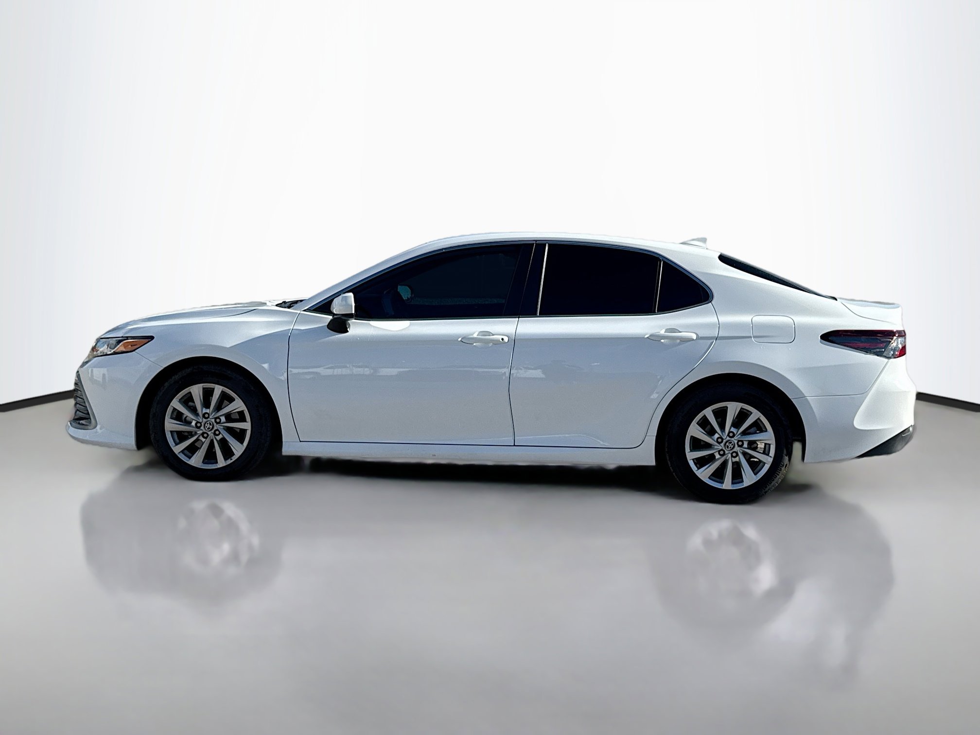 2023 Toyota Camry LE photo 3