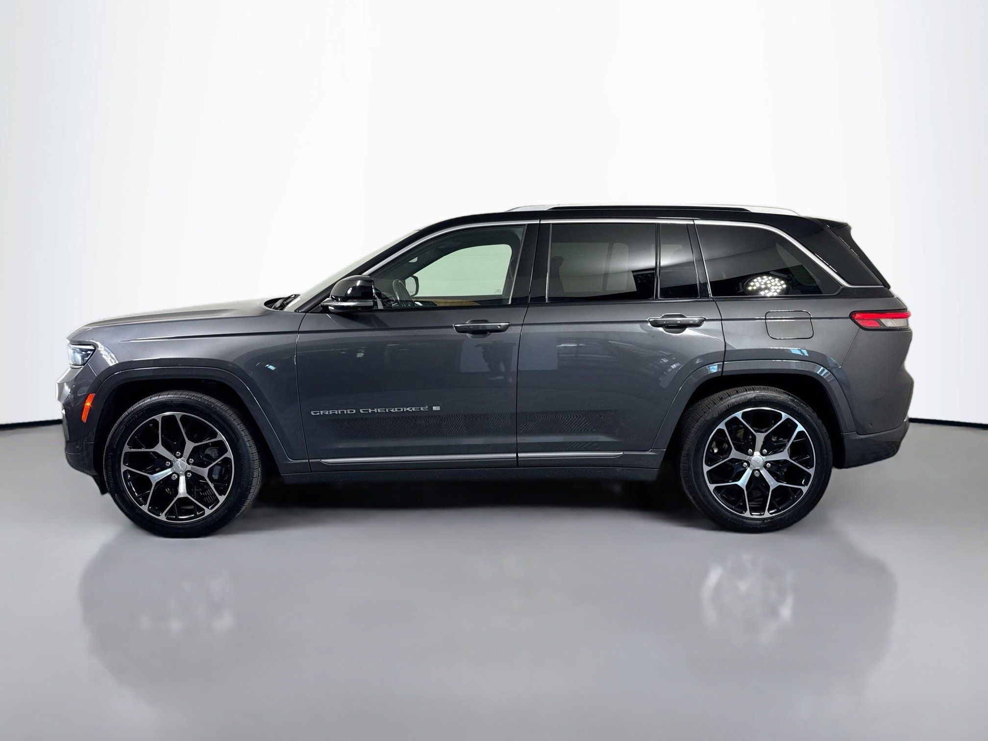 2022 Jeep Grand Cherokee Summit Sport photo 2