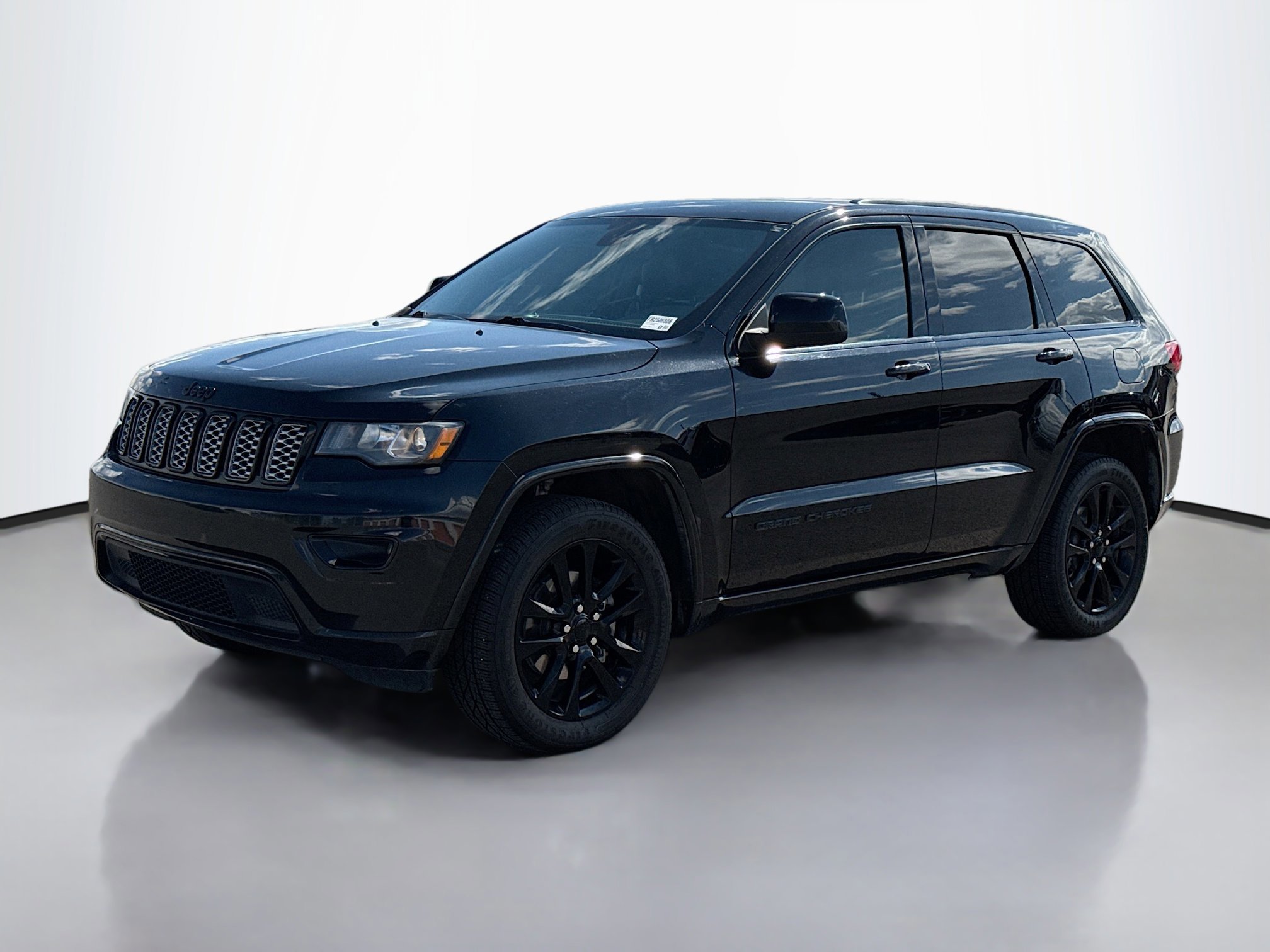 2018 Jeep Grand Cherokee Laredo Altitude photo 3