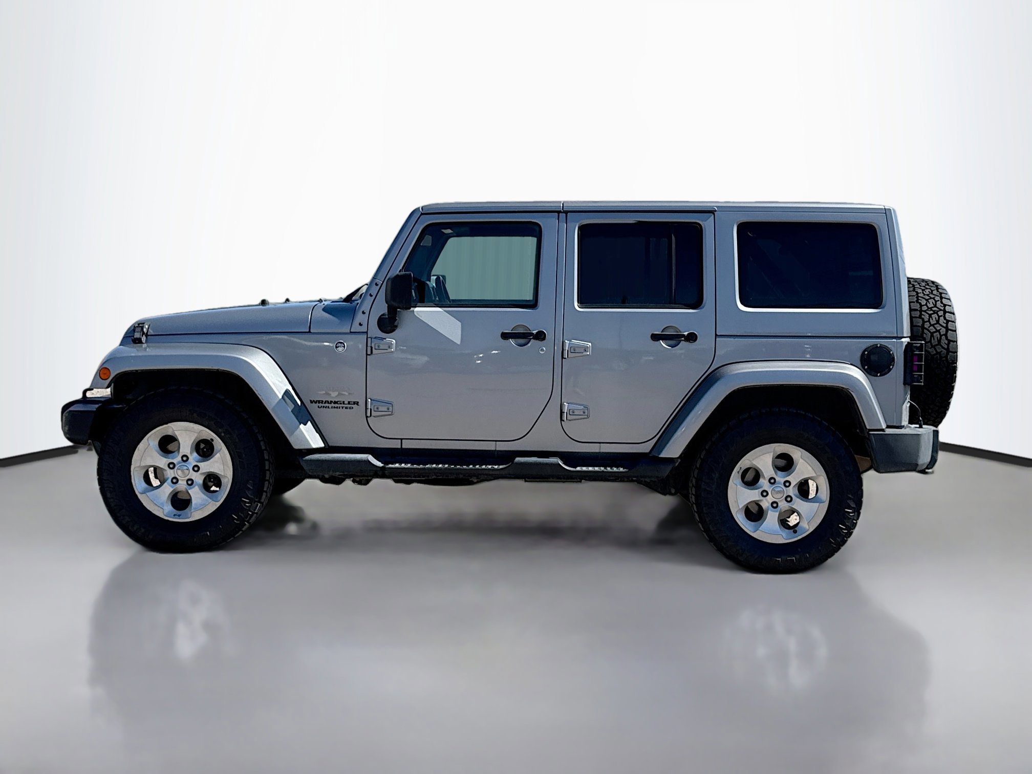 2013 Jeep Wrangler Unlimited Sahara photo 2