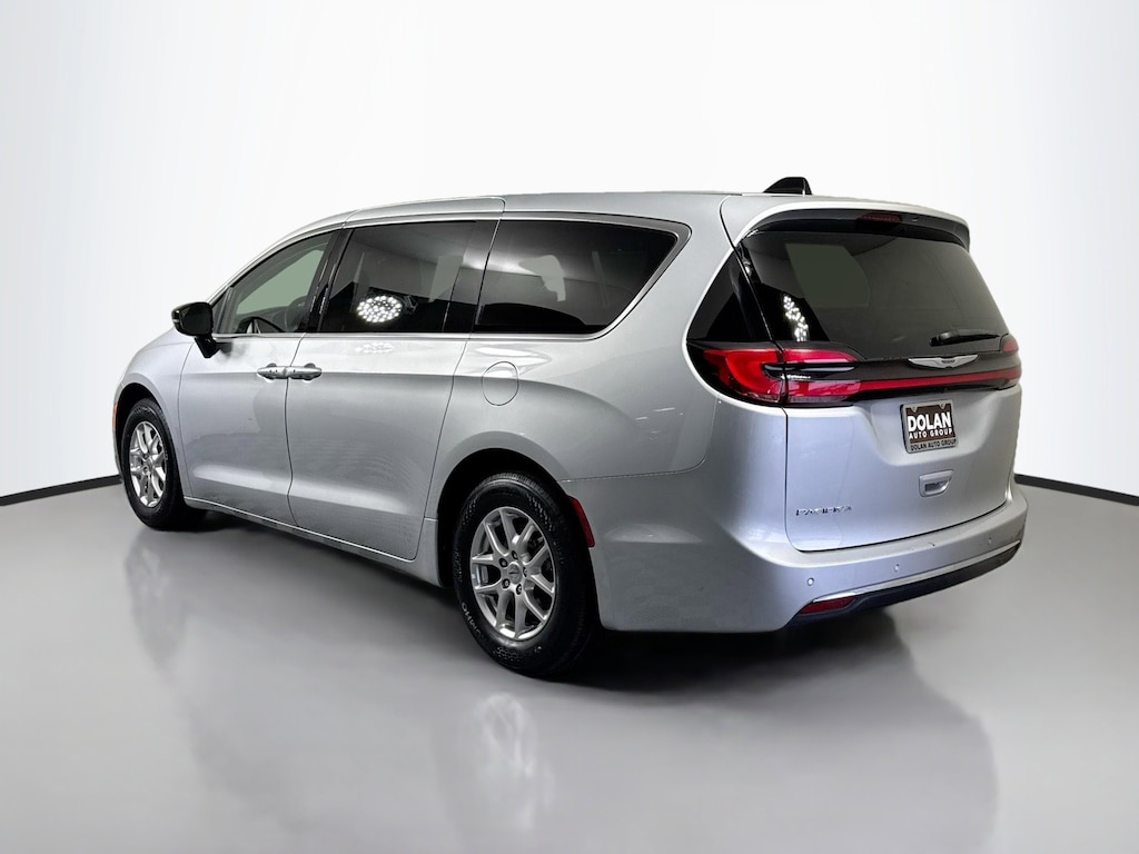 Used 2024 Chrysler Pacifica Touring L Mini-van, Passenger