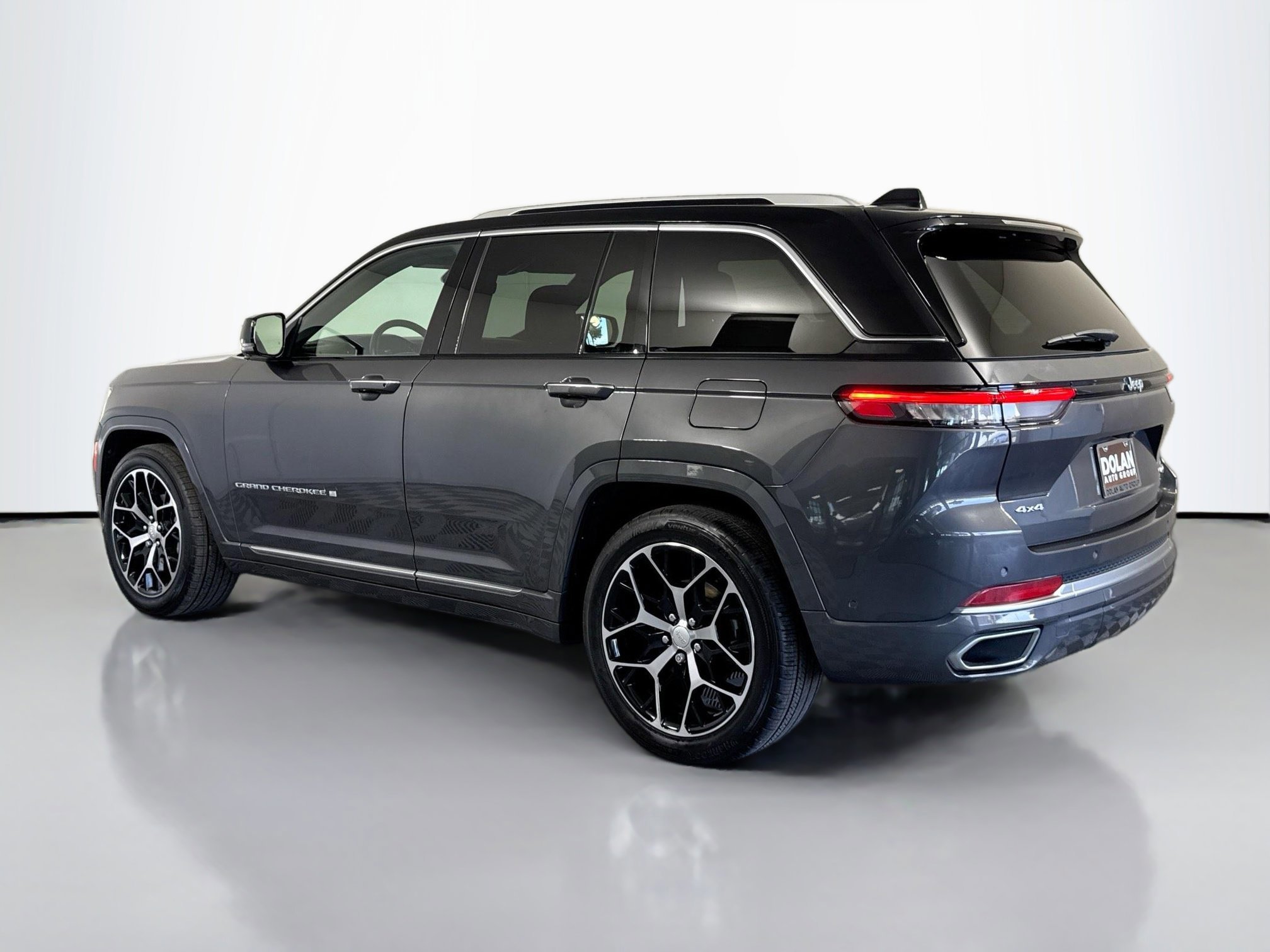 2022 Jeep Grand Cherokee Summit Sport photo 3
