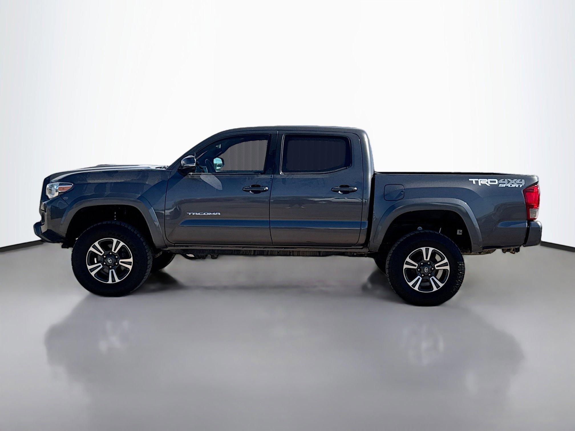 2017 Toyota Tacoma TRD Sport V6 photo 2