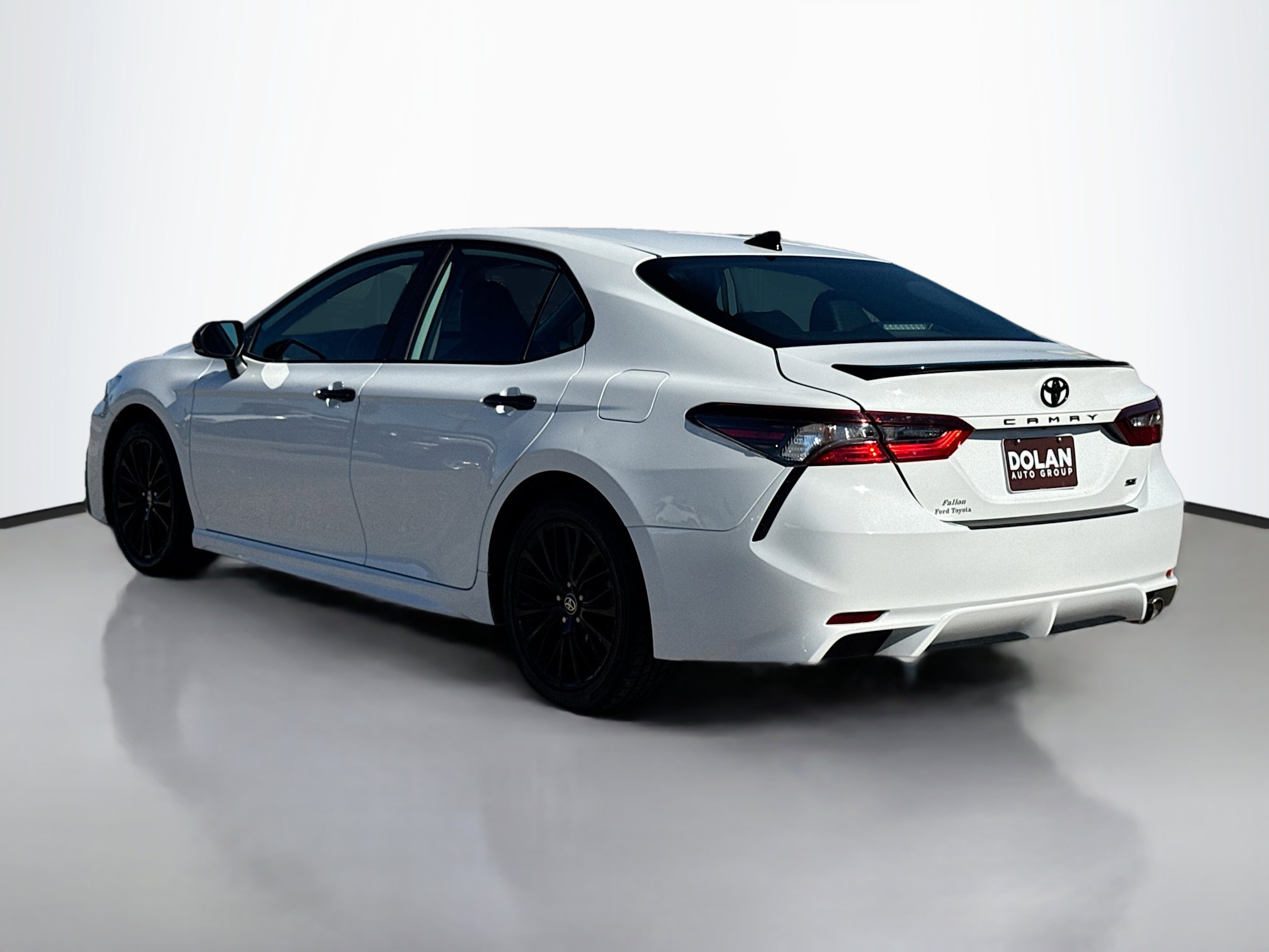 2022 Toyota Camry SE photo 2