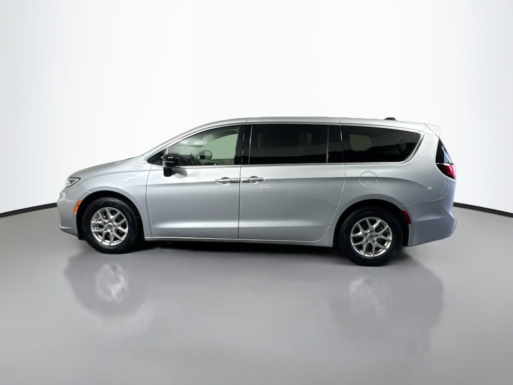 Used 2024 Chrysler Pacifica Touring L Mini-van, Passenger