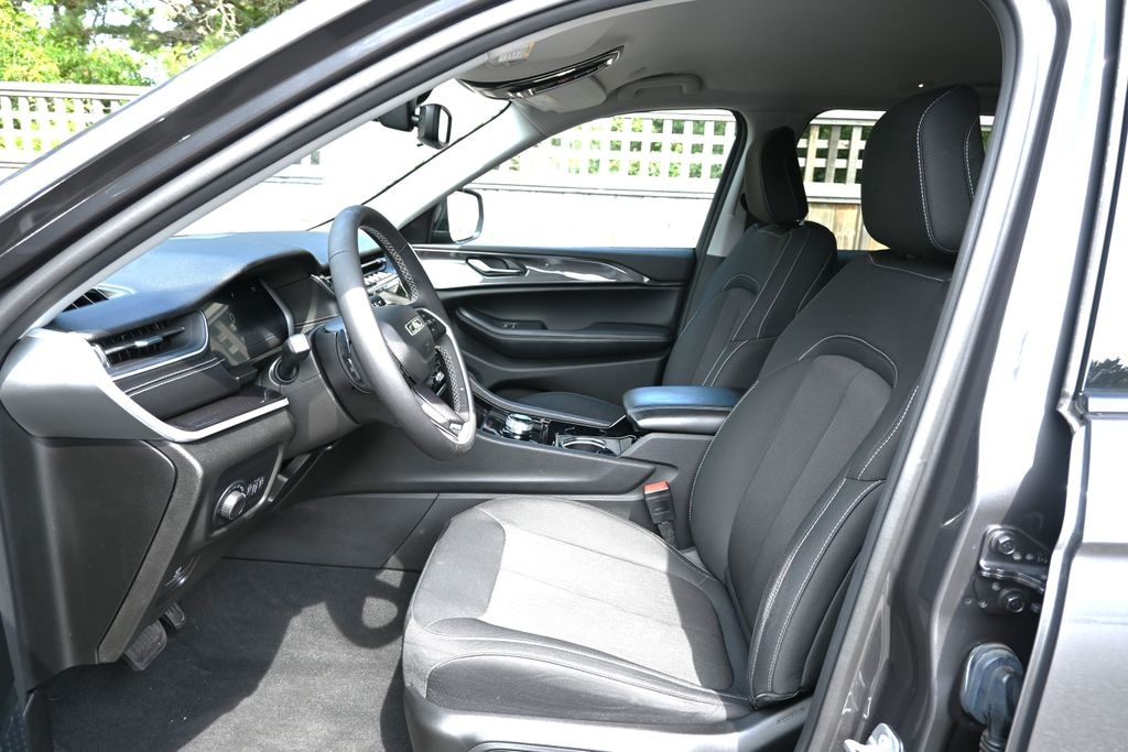 Used 2023 Jeep Grand Cherokee Laredo SUV