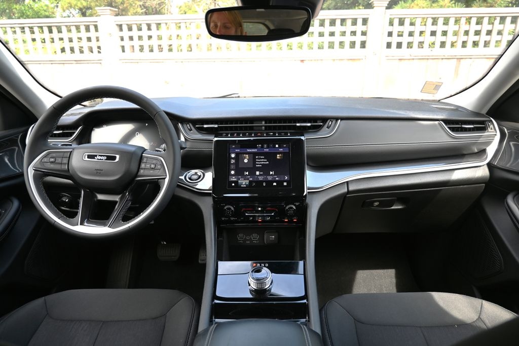 Used 2023 Jeep Grand Cherokee Laredo SUV