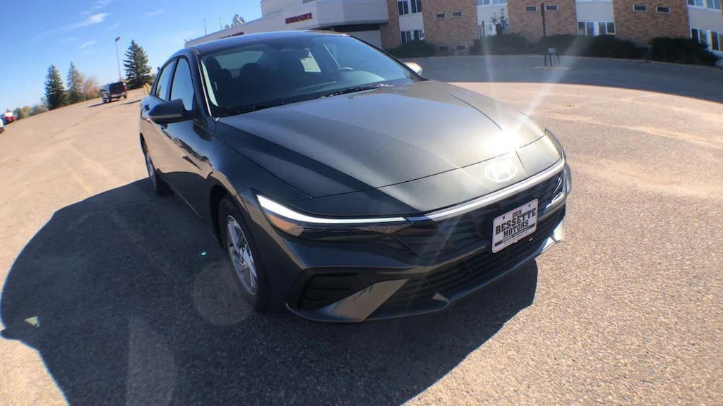 New 2025 Hyundai Elantra SE Car