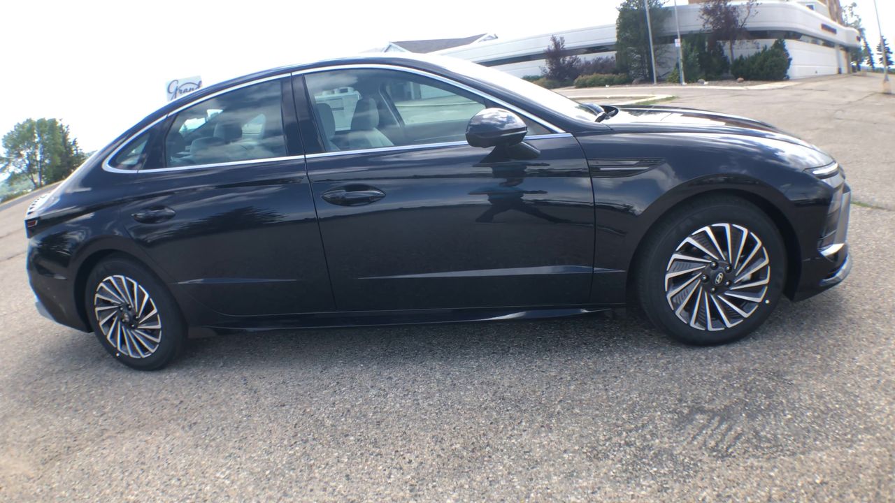 2025 Hyundai Sonata Hybrid Limited - Photo 9