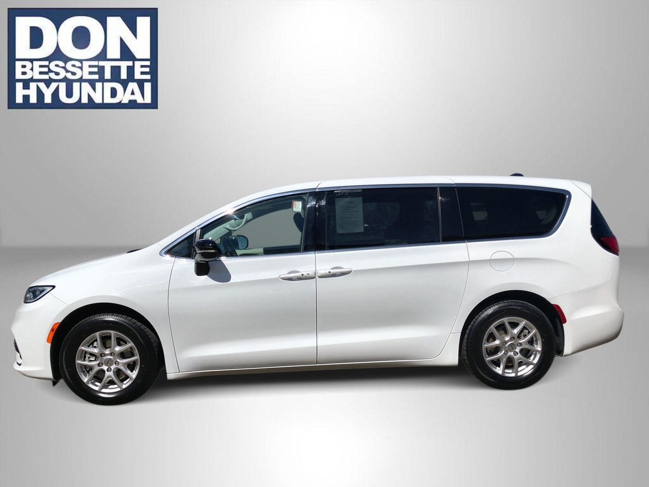 2024 Chrysler Pacifica Touring L's photo