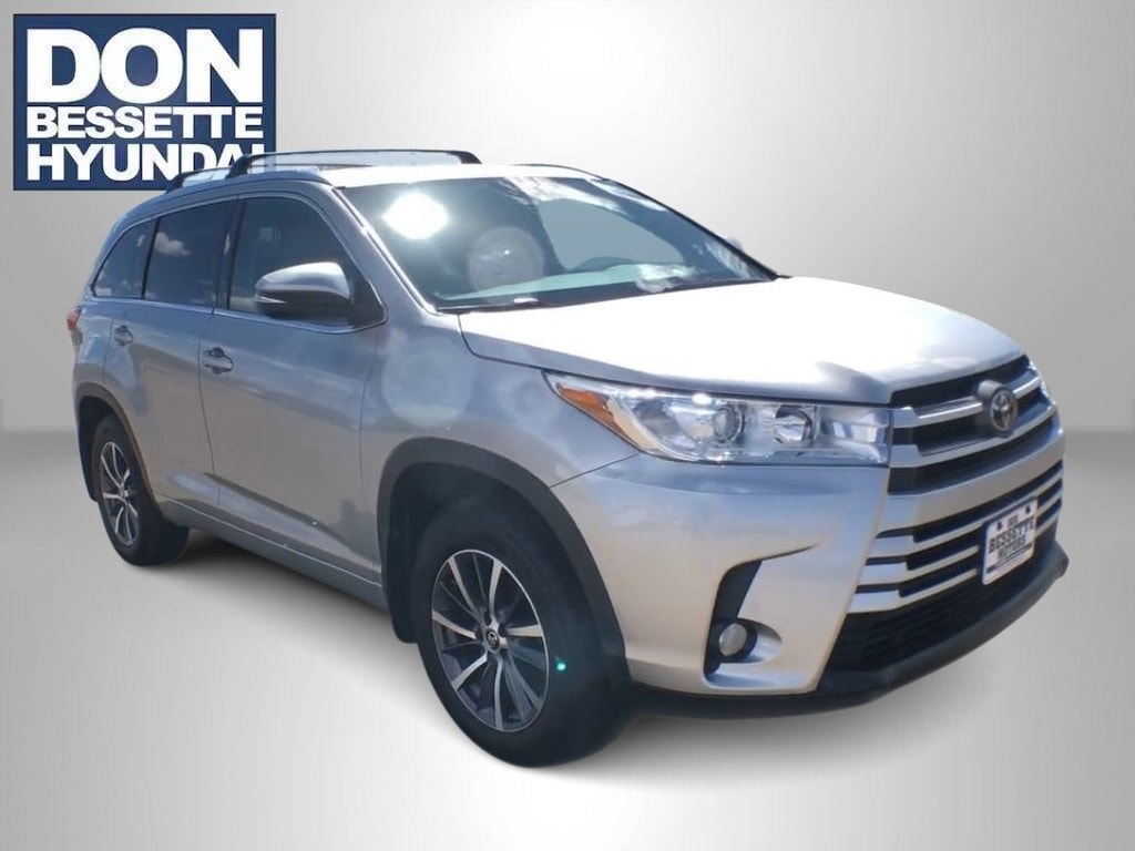 Used 2017 Toyota Highlander XLE with VIN 5TDJZRFH5HS413004 for sale in Minot, ND