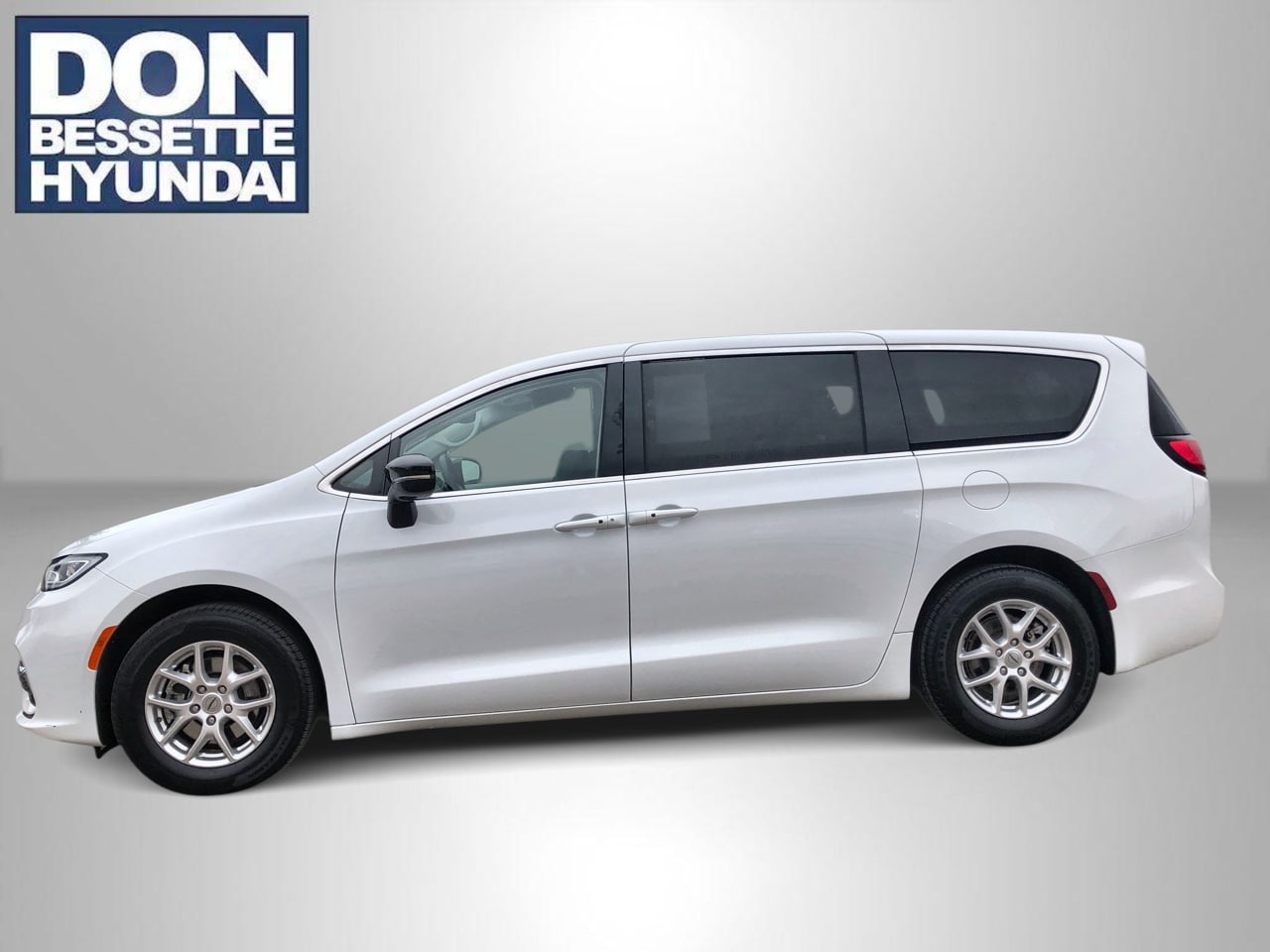 2024 Chrysler Pacifica Touring L's photo