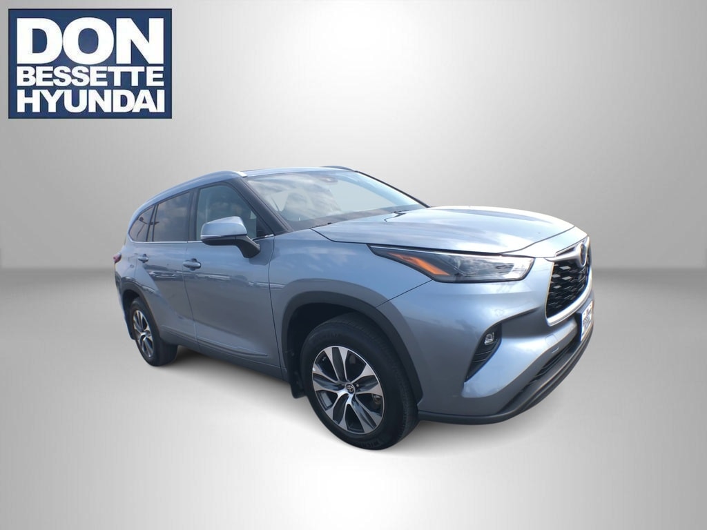 Used 2022 Toyota Highlander XLE with VIN 5TDGZRBH3NS170126 for sale in Minot, ND