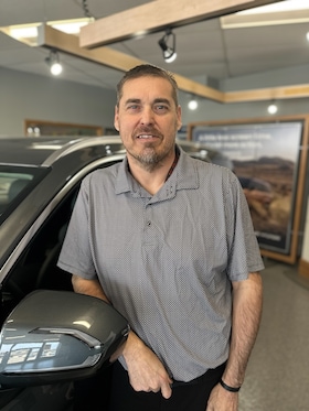 Staff member Steve Poitra from ID_809b5eb8924a