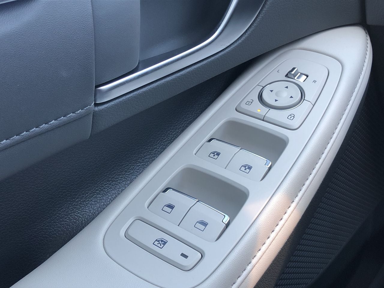 2025 Hyundai Sonata Hybrid Limited - Photo 13